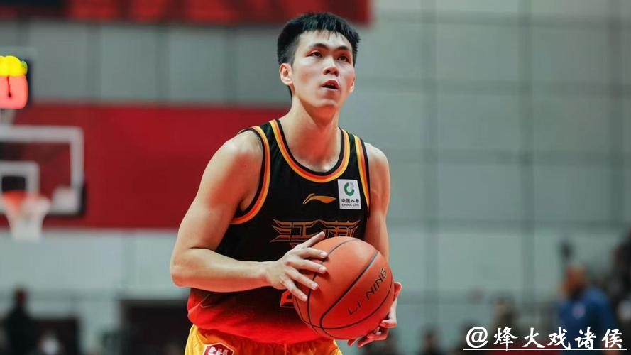 庞峥麟崛起打破外援垄断，场均二十二分投篮六成多，打脸老将胡明轩；年轻新秀靠实力撞击国家队，经验丰富老将还能坐稳控卫位置吗？